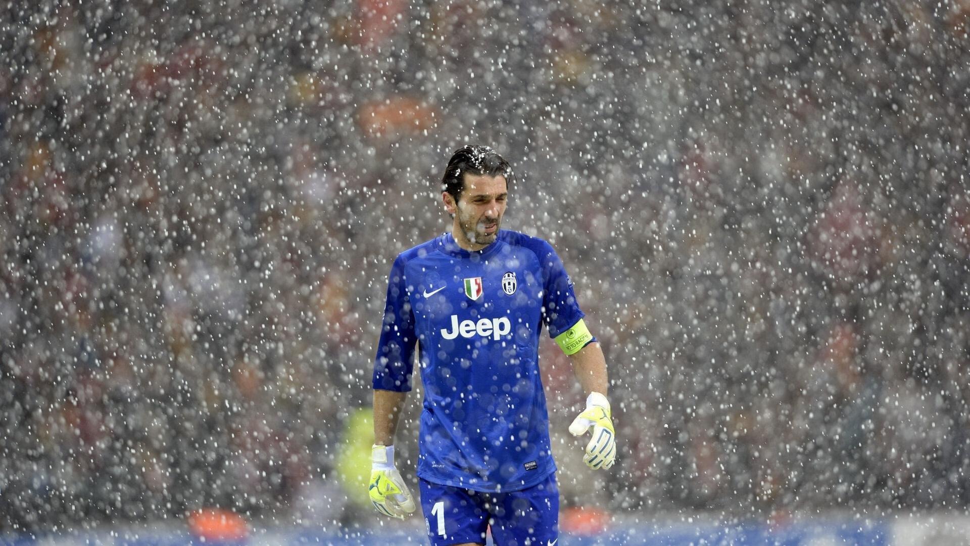 回溯绿茵传奇，1998/99赛季欧冠舞台，舍甫琴科双响击沉银河战舰